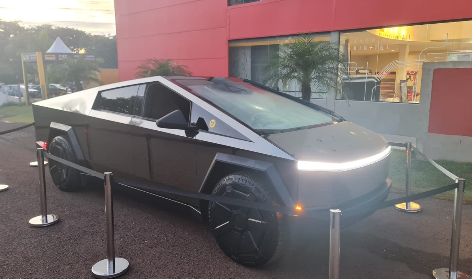 Veículo da Tesla chama atenção dos visitantes do Show Rural