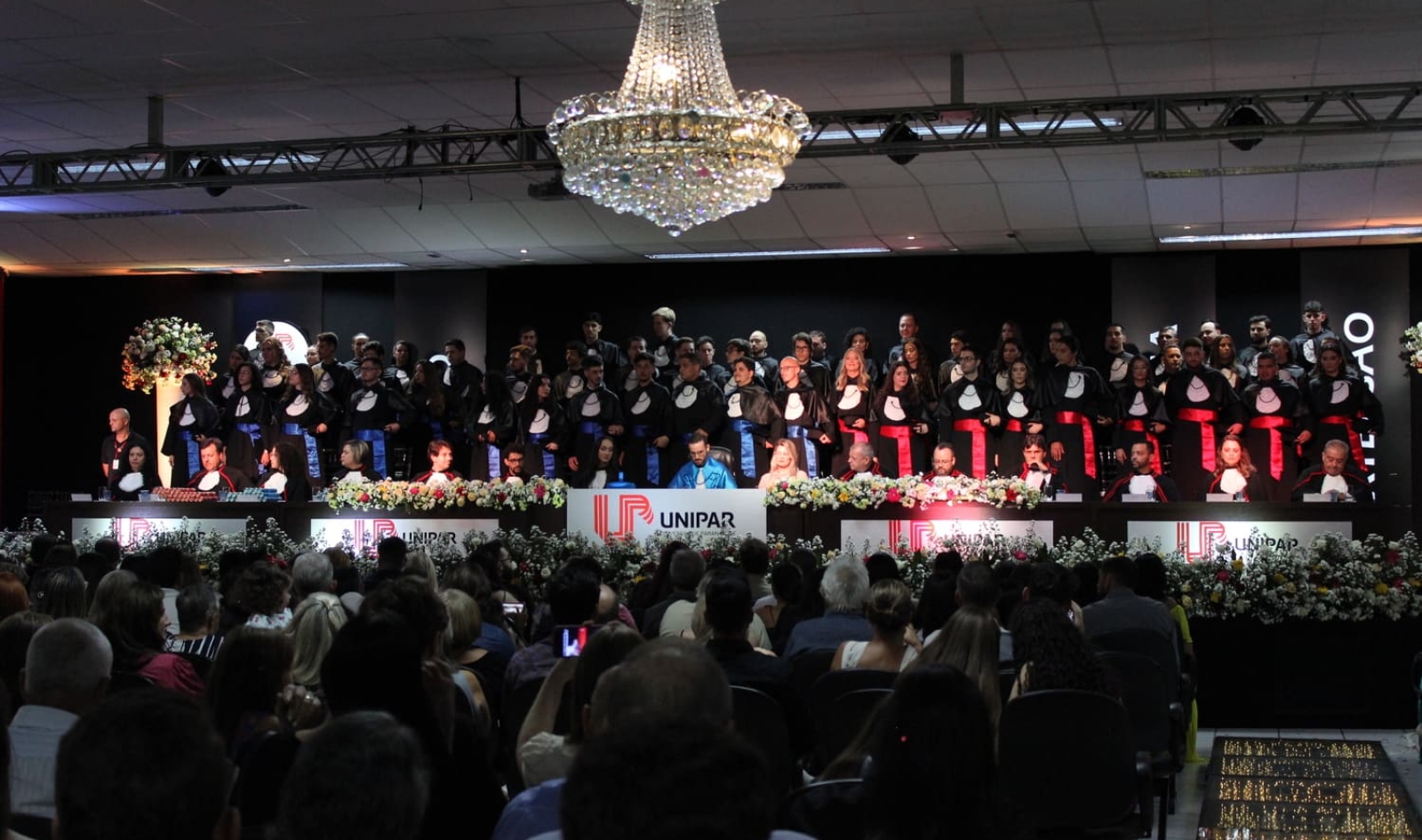 Unipar Cascavel entrega ao mercado 237 profissionais bacharéis e tecnólogos