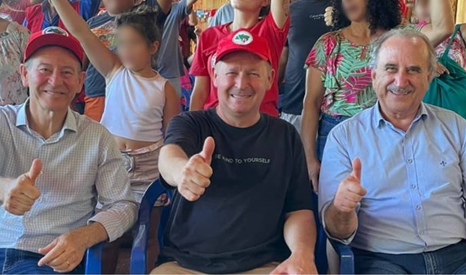 Renato e os bonés vermelhos