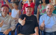 Renato e os bonés vermelhos