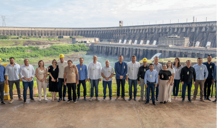 Itaipu recebe prefeitos da AMCESPAR