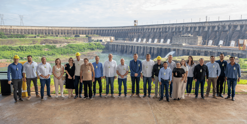 Itaipu recebe prefeitos da AMCESPAR
