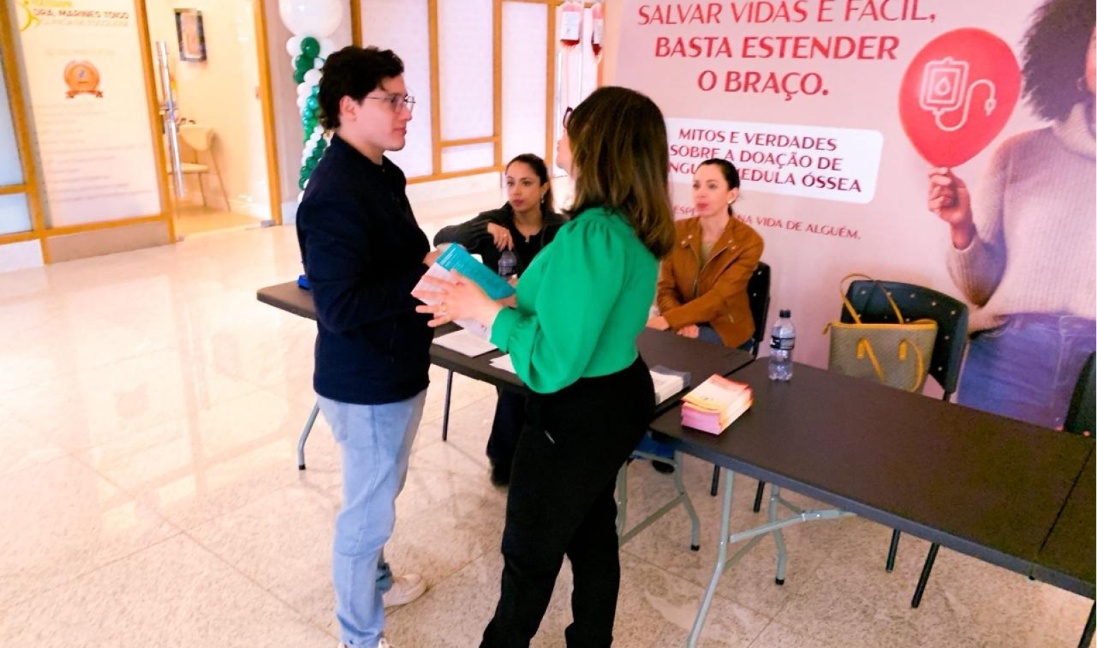 Hemocentro de Cascavel promove ação de cadastro de doadores de medula óssea no Catuaí Shopping Cascavel