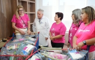 Pacientes do CEONC recebem kits de higiene do grupo Cascavel Rosa