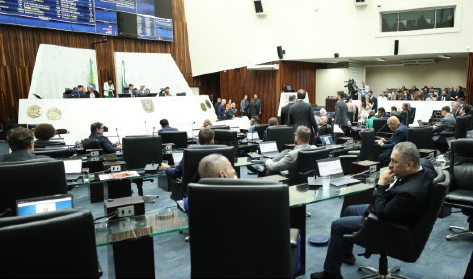 Plenário aprova projeto que amplia acesso a crédito para empresas e cooperativas do Paraná afetadas pelo tarifaço dos EUA