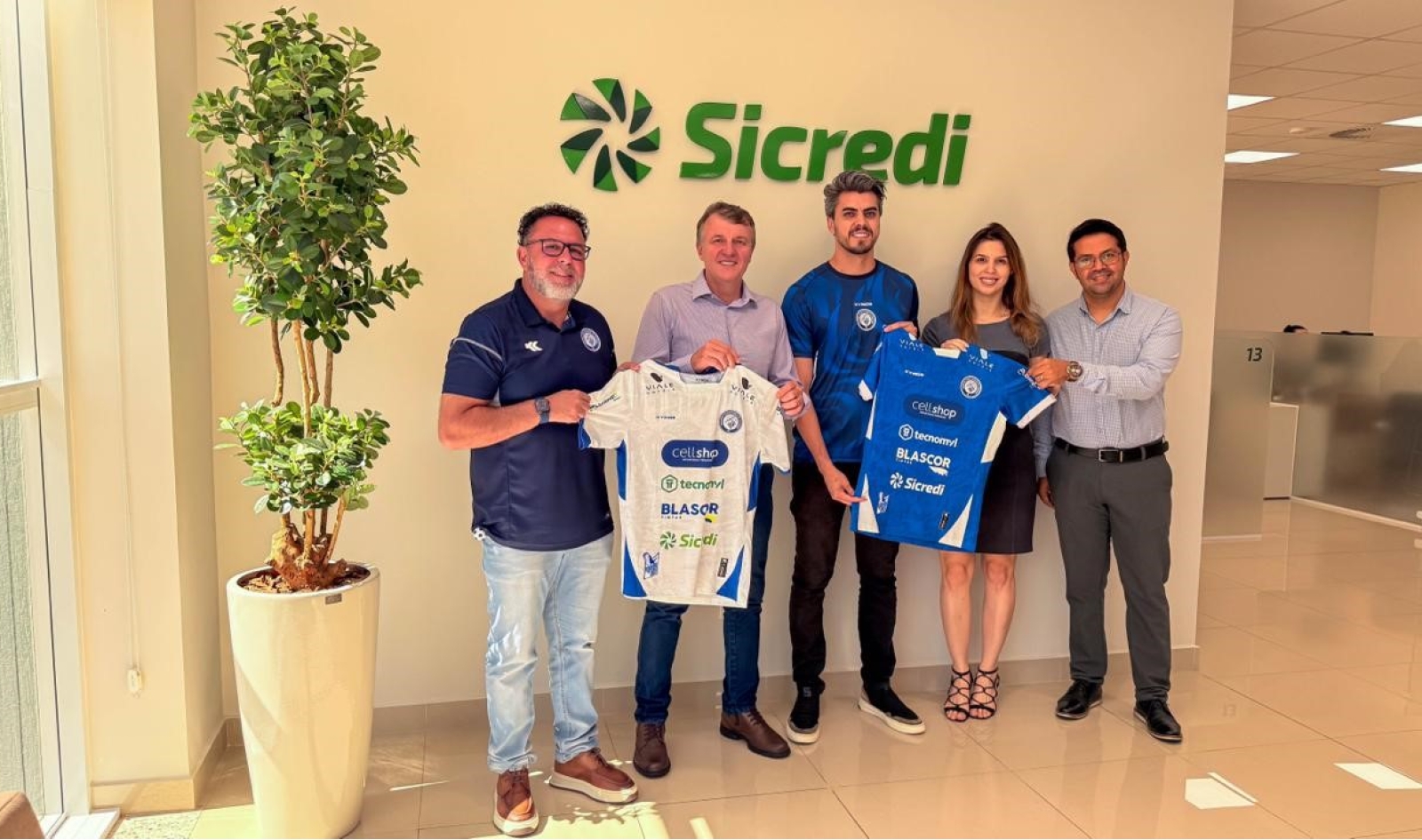 Sicredi Vanguarda amplia apoio ao esporte e firma patrocínio ao Foz do Iguaçu FC