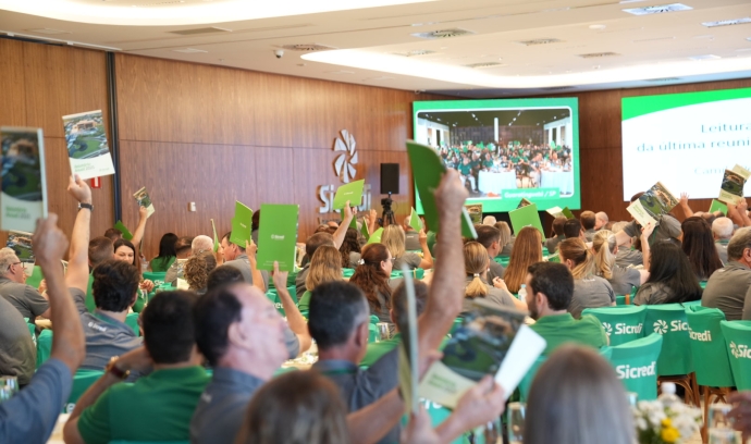 Sicredi Vanguarda PR/SP/RJ realiza reunião de lideranças e promove homenagem inédita a associados eméritos 