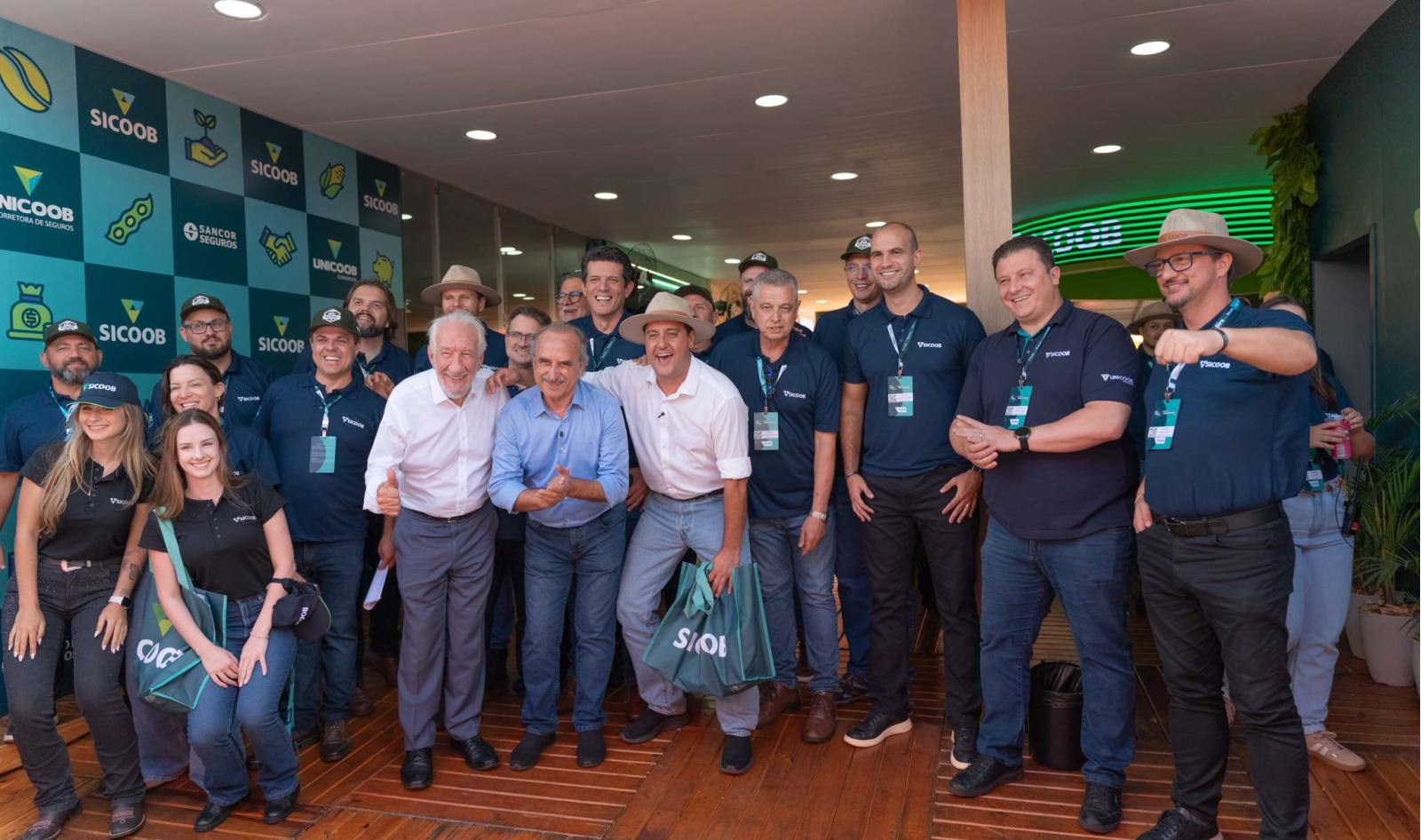 Sicoob encerra primeiro dia do Show Rural Coopavel 2026 com R$ 2,46 bilhões em negócios