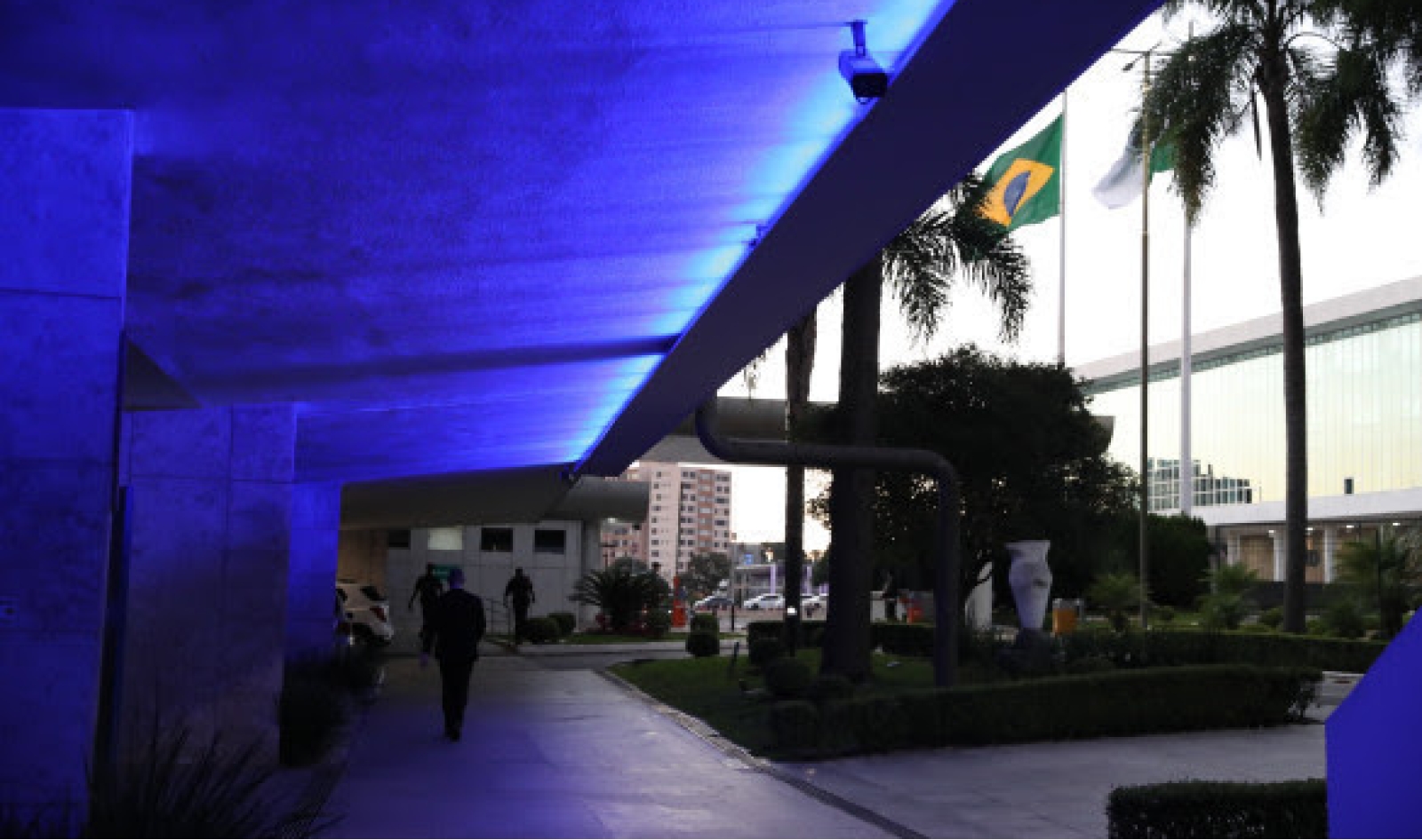 Assembleia Legislativa do Paraná se ilumina de azul para alertar sobre o tráfico de pessoas