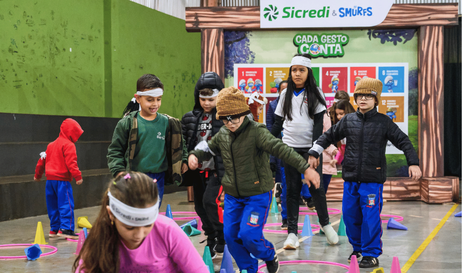 Caravana Sicredi & Smurfs leva conceitos de sustentabilidade e cidadania de forma lúdica para crianças de Medianeira (PR)