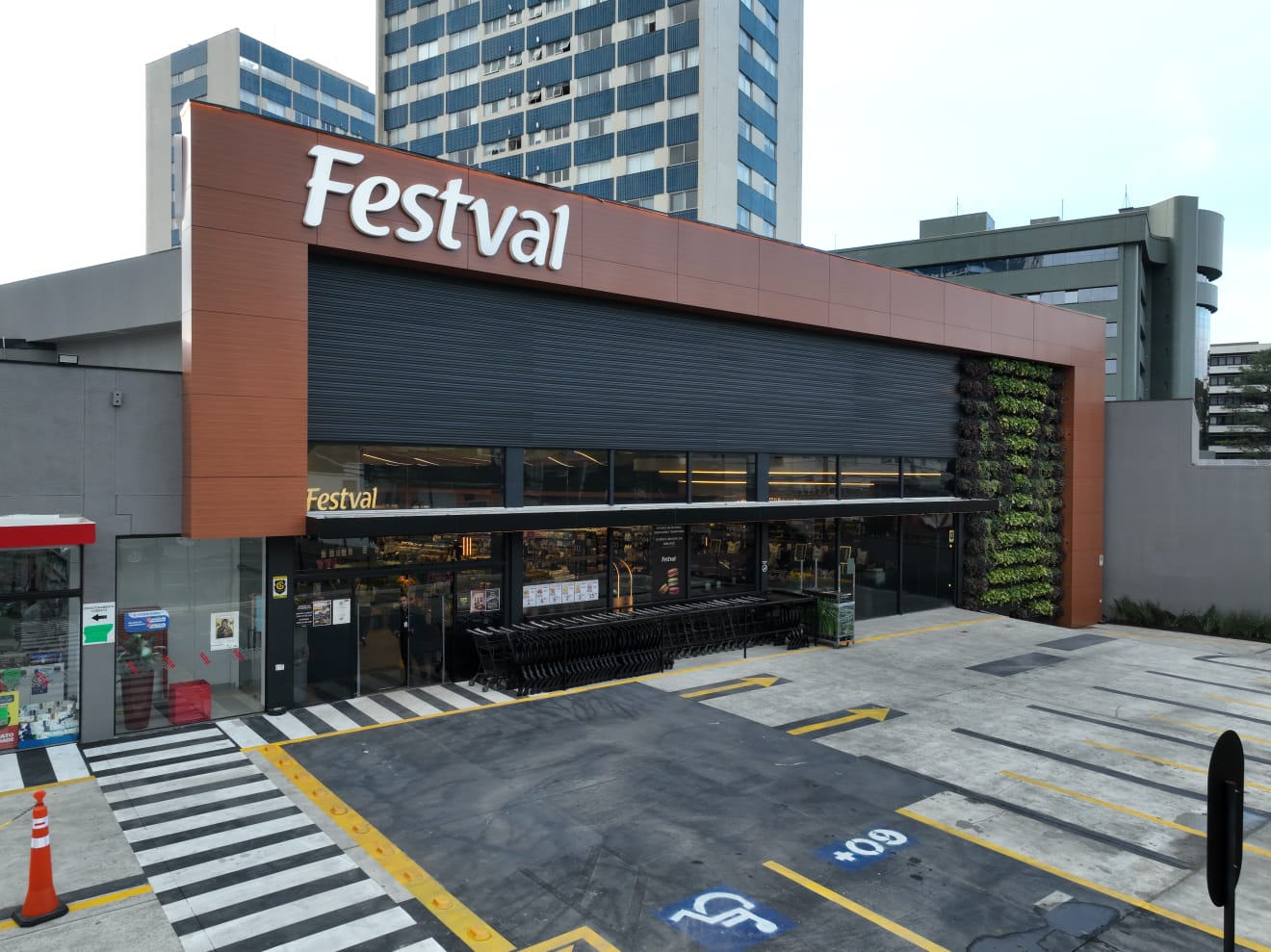 Festval reinaugura loja Anita Garibaldi após ampla modernização da unidade