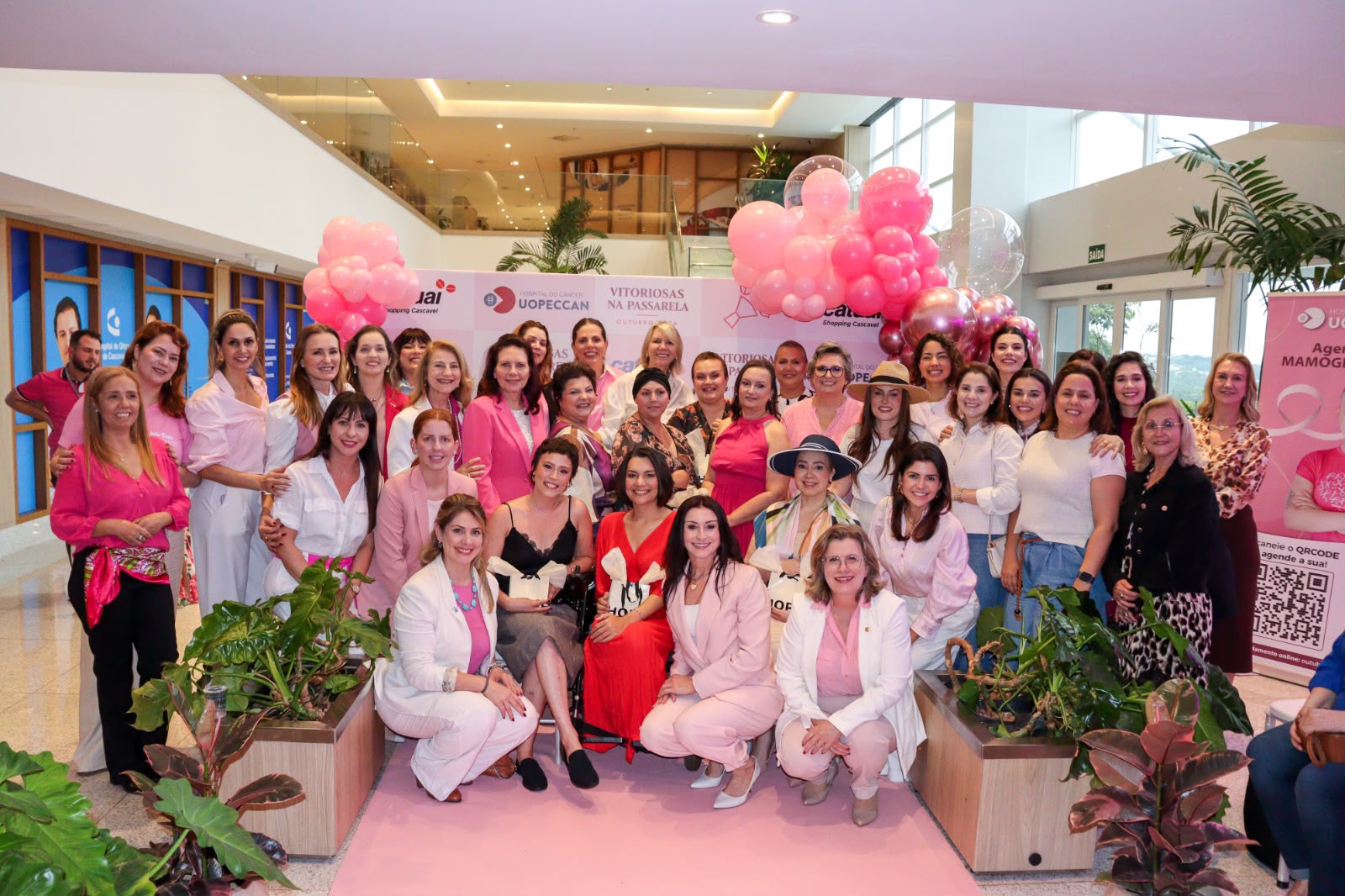 Outubro Rosa: desfile reúne mulheres em tratamento contra o câncer no Catuaí Shopping Cascavel