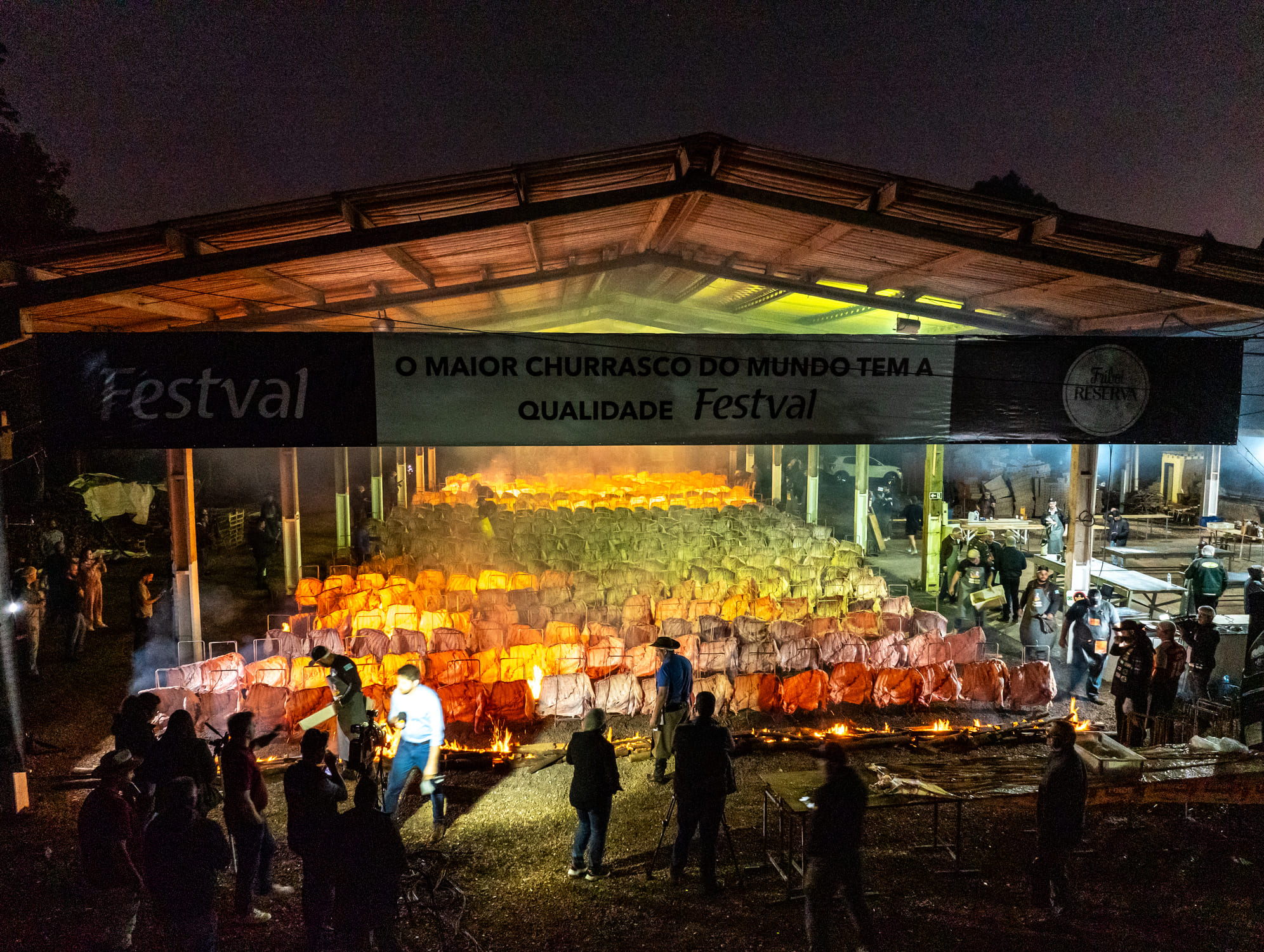 Maior churrasco fogo de chão do mundo chega à 58.ª edição com estrutura ampliada e expectativa de 25 mil pessoas em Cascavel