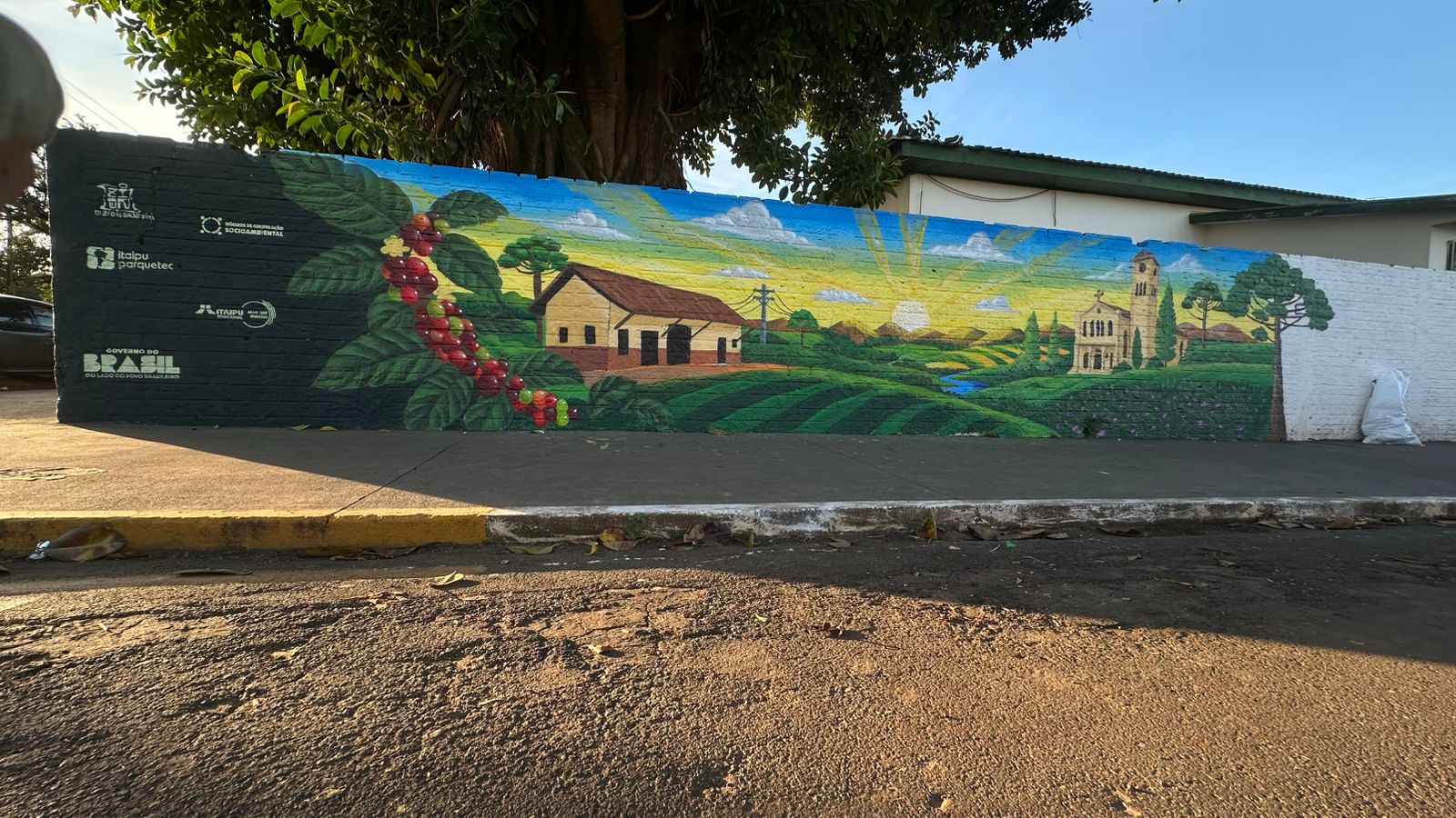 Oficinas de grafite mobilizam jovens e dão identidade cultural a espaços públicos no território do PR e MS